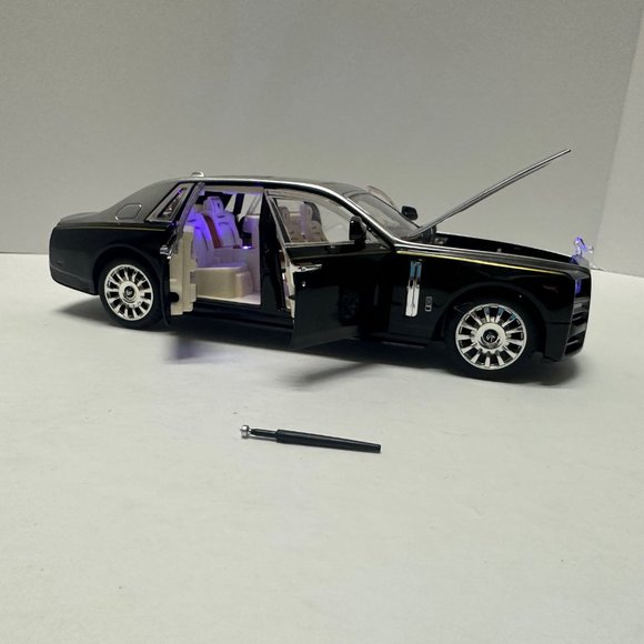 1:24 Rolls-Royce Phantom Metal Diecast Silver Black WITH LEDS Roll-Back - Picture 6 of 13